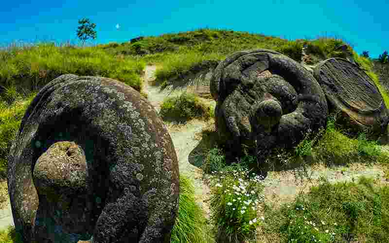 Welcome to the wondrous world of the geological manifestations known as trovants. These rare bulbous, budging boulders are only found in a small town in Romania called Costesti.